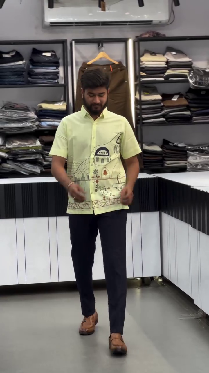 Men Spread Collar Graphic Printed Cotton Boxy Casual Shirt